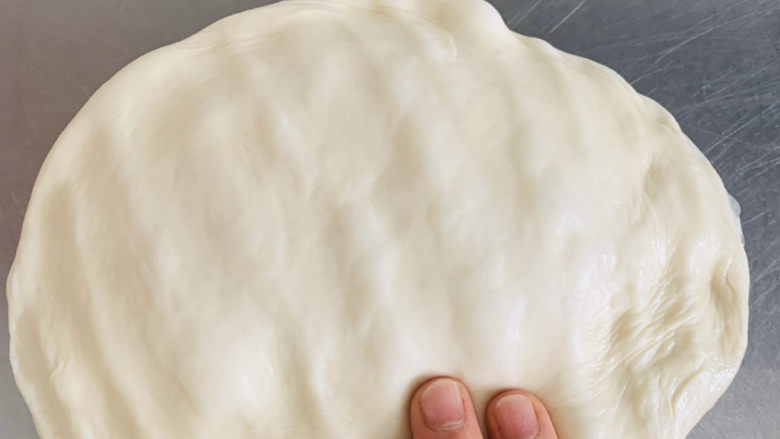 口袋面包/皮塔饼,从发酵碗中取出面团，放在案板上轻拍排气。