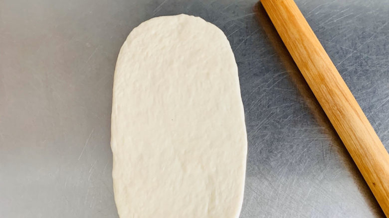口袋面包/皮塔饼,喜欢圆形擀成圆形，喜欢长方形就擀成长方形好啦。
