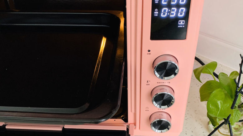 口袋面包/皮塔饼,烤箱上下火230度，放入空烤盘一同预热。