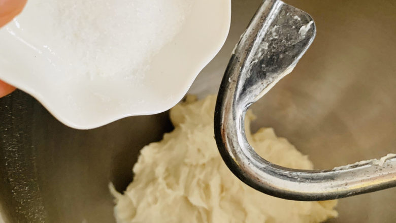 口袋面包/皮塔饼,加入盐继续搅打7分钟左右，面团达到扩展阶段。
