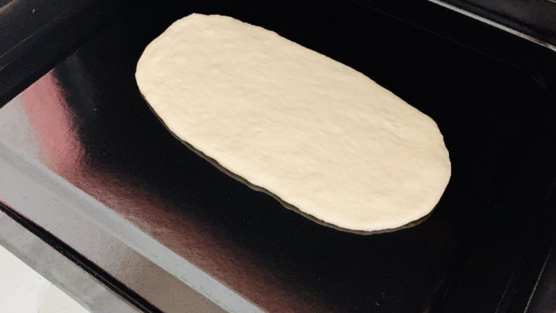 口袋面包/皮塔饼,将来擀好的饼胚放入滚烫的烤盘中，一个一个依次进行烘烤更容易成功。