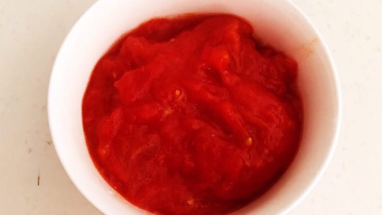 番茄炒西葫芦,把番茄酱盛出来备用