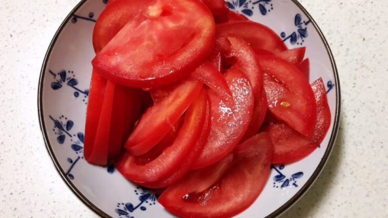 番茄炒西葫芦,把剥皮后的番茄切成片
