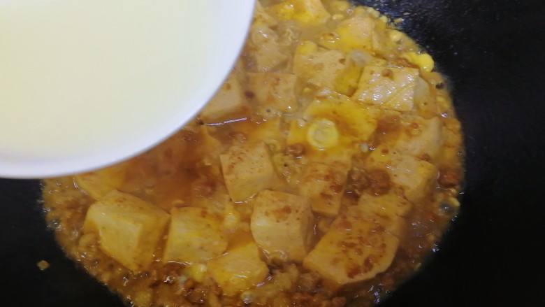 肉末酱豆腐,倒入水淀粉，文火收至汤汁浓稠。