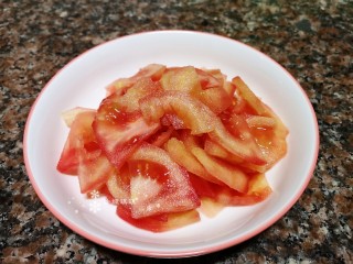 番茄炒西葫芦,将番茄洗净去皮切成片备用。