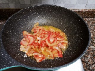番茄炒西葫芦,放入番茄翻炒至软烂。