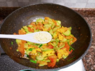 番茄炒西葫芦,最后放入适量鸡精翻炒均匀即可出锅。