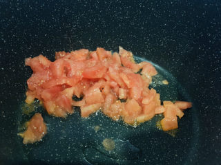 番茄黑鱼片,番茄去皮，切小颗粒，锅里加1勺食用油；