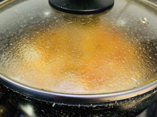 番茄黑鱼片,盖住锅盖，煮3分钟；