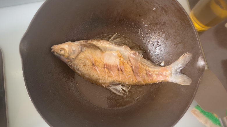红烧武昌鱼,火不宜太大，以免鱼皮容易粘锅。小火将鱼煎至两面金黄