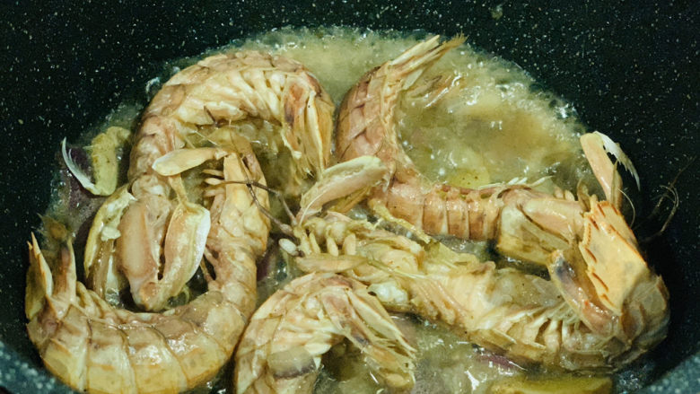 椒盐皮皮虾,加少许清水，翻拌均匀调料，盖住锅盖，焖一会；