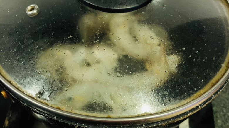 椒盐皮皮虾,这时候锅里很会溅，马上盖住锅盖，焖1分钟；