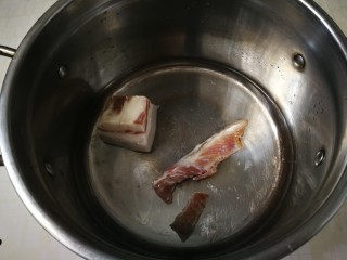 干煸芸豆,熏肉和冷水一起放入锅中