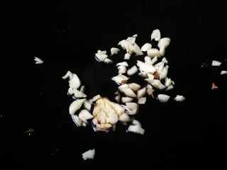 干煸芸豆,锅中余油放入姜片蒜粒