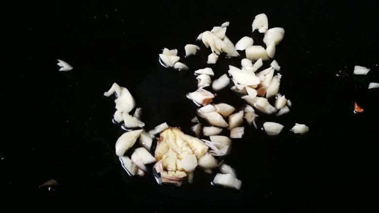 干煸芸豆,锅中余油放入姜片蒜粒