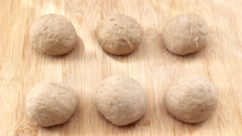 青稞蜜豆包,发酵好的面团，排气揉匀后分成6份。