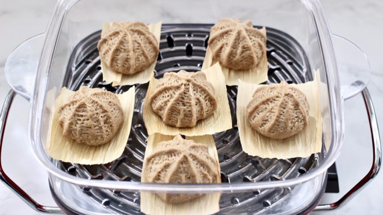 青稞蜜豆包,蒸锅倒入适量的清水，把做好的蜜豆包放入蒸锅进行二发。