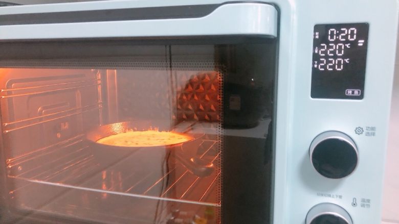 烤箱鸡蛋饼,220摄氏度烤20分钟