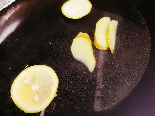 明虾鸡爪煲,锅中加入柠檬和姜(去腥)