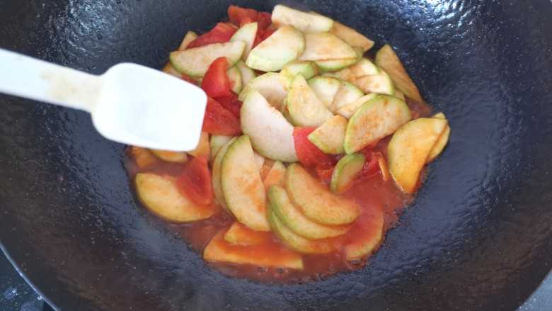 番茄炒西葫芦,加入少许味精提鲜，炒匀出锅