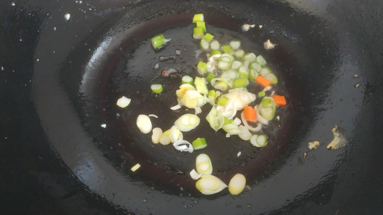 大头菜蛋炒饭,锅中放入适量植物油，放入葱花翻炒