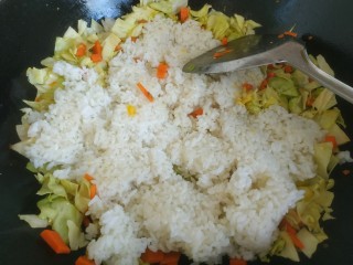 大头菜蛋炒饭,放入剩米饭把米饭炒散