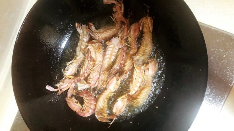 香辣皮皮虾,洗把皮皮虾放入锅中小火煎酥后捞出