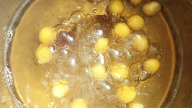 鸡蛋南瓜小汤圆,将糯米团搓成小汤圆放入锅中。