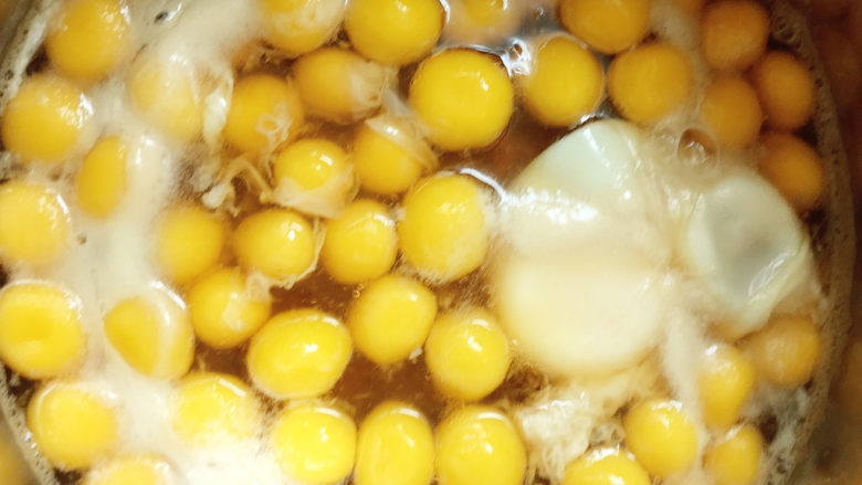鸡蛋南瓜小汤圆,小汤圆浮在表面，鸡蛋全熟