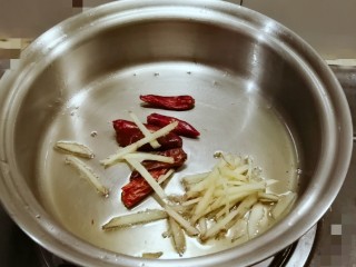 葱油蛏子,用葱油炸香姜丝 干辣椒