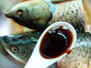 剁椒鱼头,鱼头洗干净后放入一勺蚝油