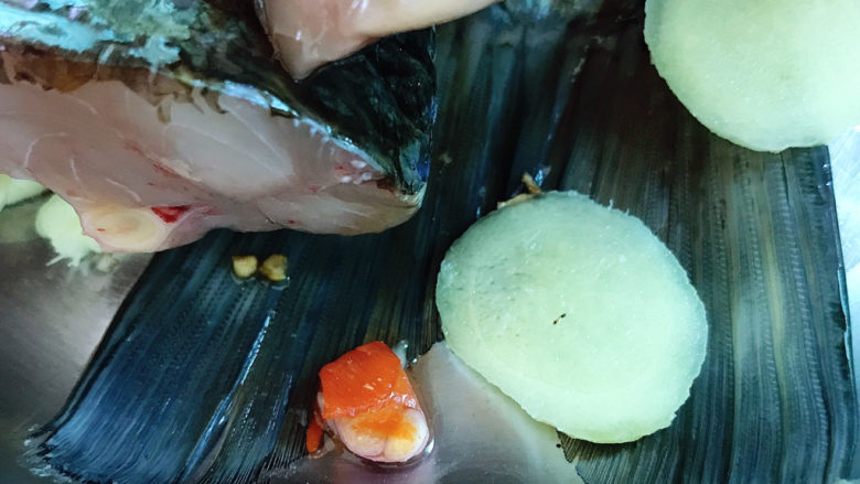 剁椒鱼头,姜片放在鱼头下面