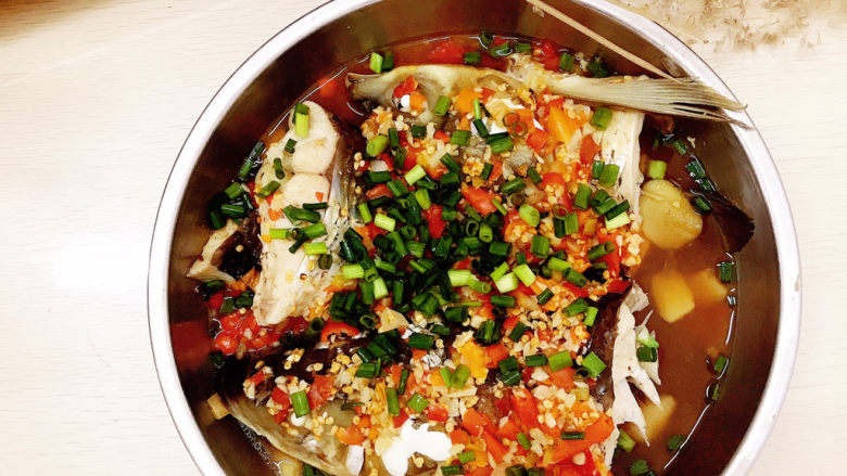 剁椒鱼头,锅中烧油淋在鱼头上，撒小葱末即可开吃