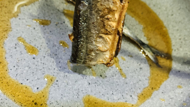 干煎秋刀鱼,两面金黄，夹起；