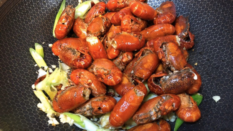 蒜香小龙虾,炒出红油后倒入炸好的小龙虾，加入料酒