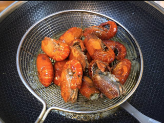 蒜香小龙虾,炸到颜色鲜红捞出滤油，大概炸3分钟