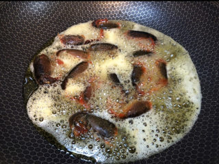 蒜香小龙虾,将滤干水分的龙虾放入热油中炸，可分几批炸，不然需要很多油