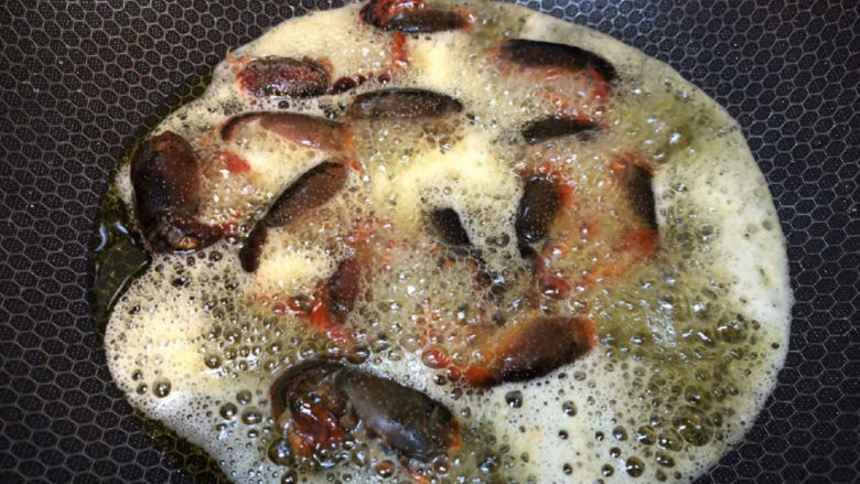 蒜香小龙虾,将滤干水分的龙虾放入热油中炸，可分几批炸，不然需要很多油