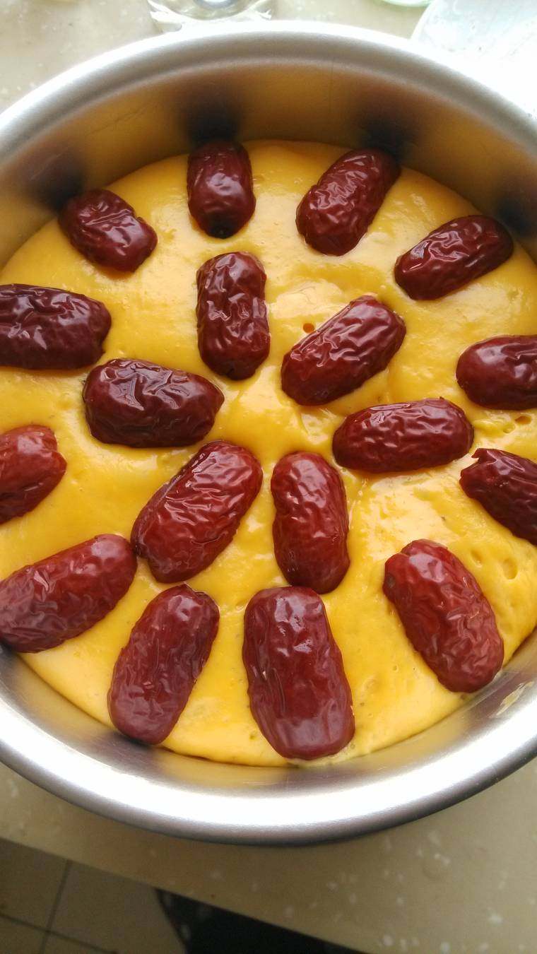南瓜发糕,当面糊发酵到2倍大的时候，将剪好的红枣摆放在面糊上。