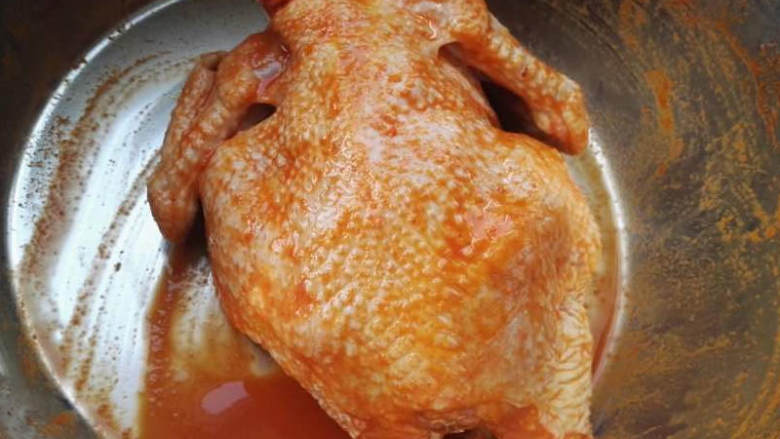 砂锅烤窑鸡,戴上一次性手套给鸡子进行全身按摩，用牙签或者烤针全身戳下便于入味。