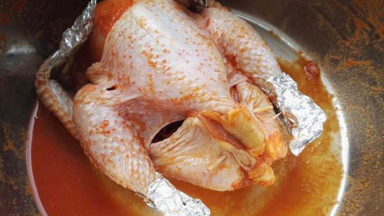 砂锅烤窑鸡,腌制两小时以上，中间勤翻面按摩把鸡胗鸡肝放入鸡肚内，用牙签封严，翅尖、鸡腿用锡纸包一下防止烤焦