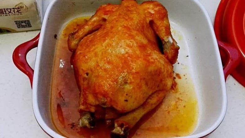 砂锅烤窑鸡,盖盖，大火烤制十分钟后转中大火，烤50分钟关火焖至锅体手温