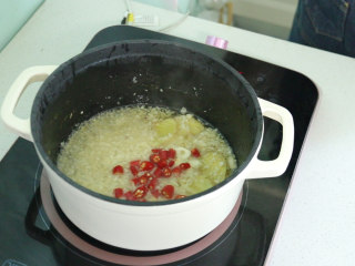 蒜香小龙虾,直接在油锅中放入蒜末，小米辣，姜片炒香