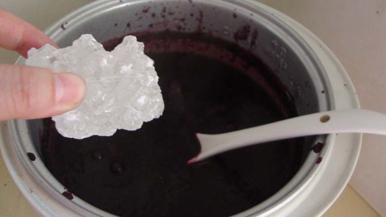 滋补肝肾的洋参枸杞桑葚膏,放入冰糖把汤水尽量收浓稠