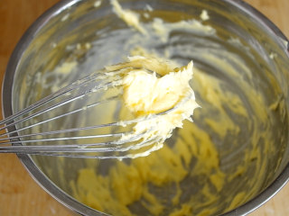 胡萝卜饼干,然后把蛋液倒入搅打好的黄油里，继续用蛋抽搅打几下，待蛋液完全被黄油吸收。