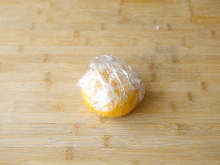 胡萝卜饼干,刚做好的面团如果有点软，可以裹上保鲜膜，放入冰箱冷藏30分钟以上，等面团软硬度合适时再进行擀制。