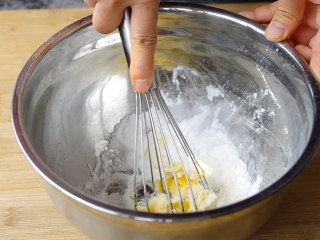 胡萝卜饼干,黄油称重后切小块室温软化成膏状，糖粉过筛跟黄油搅拌至无干粉状。