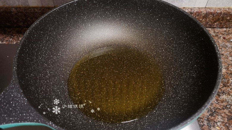四季豆烧排骨,热锅倒油烧至八成热。