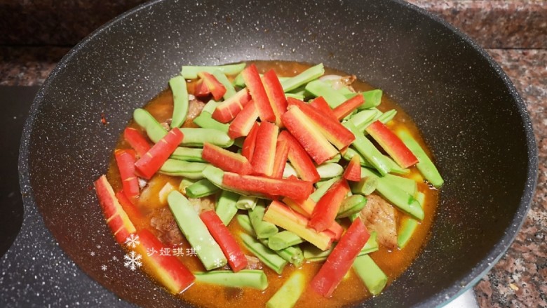 四季豆烧排骨,放入四季豆和胡萝卜翻炒均匀。