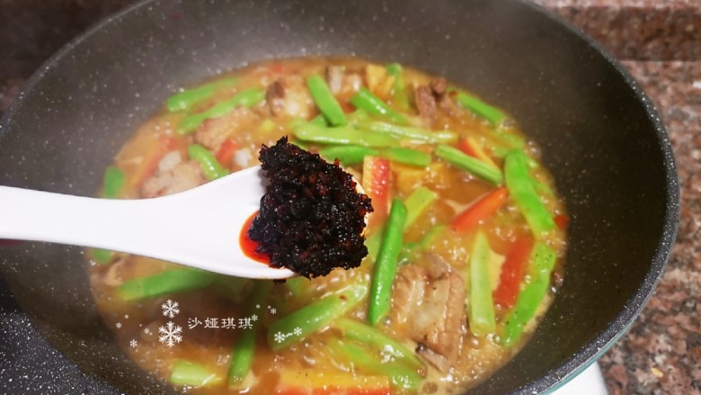 四季豆烧排骨,放入适量老干妈风味豆豉翻炒均匀再煮至汤汁浓稠。